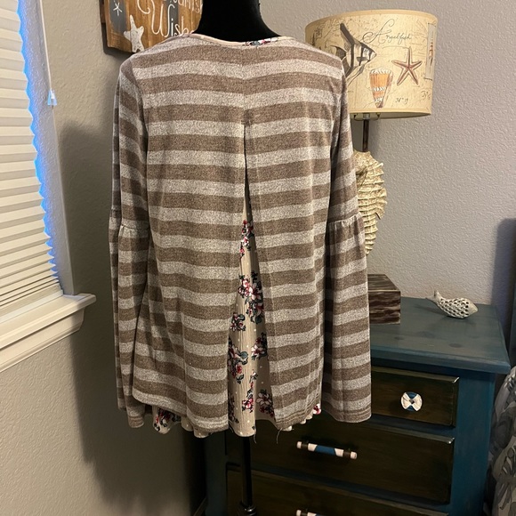 SUZANNE BETRO Beautiful stripe and floral long sleeve top!! Size L - Picture 7 of 8